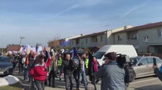 Před domem Hamáčka se sešli demonstranti, nesli s sebou i rakev. FOTO