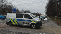 Policie v Praze vyšetřuje otřesný čin. Muž měl zavřít ženu v bytě a zapálit ho