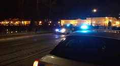 Muž skočil při útěku do řeky a uplaval, policie po něm pátrá