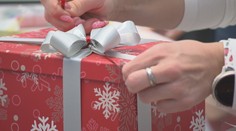 Stále více lidí svěřuje balení dárků profesionálům. Někde službu nabízejí i zdarma