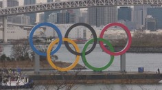 Video: Do Tokia přivezli obří olympijské kruhy