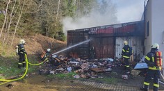 Na jihu Čech hořely kontejnery s pyrotechnikou. Po příčinách policie pátrá