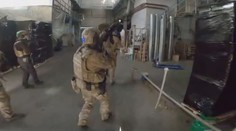 Záběry jako z akčního filmu. Celníci v kuklách si došli pro padělatele cigaret