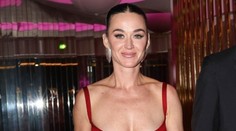 Katy Perry si užívá v Praze: Vlezla do orloje a nacpala se řízkem