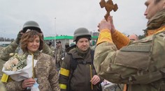 Na frontě si řekli své "ano". Obřad dosvědčil i kyjevský starosta Kličko