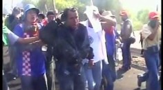 Demonstranti zajali policisty jako rukojmí