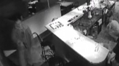 VIDEO: Hosté ostravského baru přeprali lupiče s pistolí