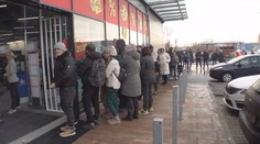 VIDEO: Nekonečné fronty už několik dní. Lidl okupují lidé i po víkendu