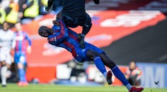Hvězdný útočník chtěl po děsivém kopu do hlavy pokračovat. Necítil bolest