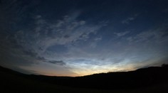 Nebeské divadlo nad Českem! Meteorolog vyfotil unikátní svítící oblaka