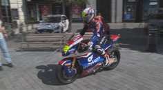 Salač jezdil se závodní motorkou po brněnském náměstí. Věří ve stupně vítězů