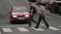 Řidič v Karlových Varech srazil opilého chodce a ujel