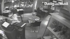Takhle se vraždilo v pařížské kavárně! Video uniklo na internet