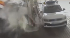 VIDEO: Šílená jízda řidiče na Slovensku. Rozmetal stojany na benzínce