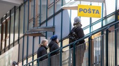 Česká pošta znovu otevře o sobotách, uleví to frontám