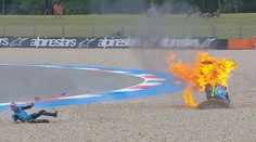 Děsivá nehoda v MotoGP plná plamenů. Závodníkovi po pádu chytla motorka