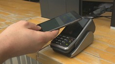 Češi přestávají nosit hotovost. Platí raději prstenem nebo náramkem