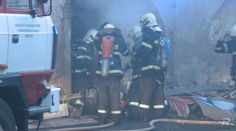Požár u Prahy zabil člověka, dva evakuovaní skončili v nemocnici