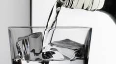 Rusové se ve vedru chladí ve vodě, mnoho se jich utopí kvůli opilosti