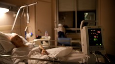 Seniorce vadilo, že druhá pacientka chrápe. Začala ji dusit polštářem