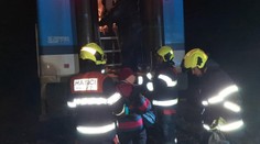 Smrtelná srážka auta s vlakem. Mladá žena nehodu nepřežila, dítě je v nemocnici