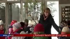 VIDEO: V Karlových Varech řádí dětský gang, okrádá a bije děti