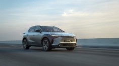 Už i Toyota má plně elektrické auto. Nové SUV dostalo podivný název i volant