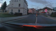 Zdrogovaný motorkář zběsile ujížděl hlídce v Trutnově. Měl zákaz řízení