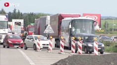 VIDEO: Hromadná nehoda autobusu a tří kamionů brzdila provoz na D1
