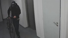 VIDEO: Nepomohl ani bezpečnostní systém. Muž si odvezl kolo za 120 tisíc korun