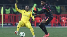 Borat? Zapomeňte. Fanouškům Chelsea v Kazachstánu zabavili vtipnou vlajku