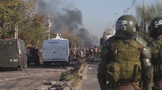 Demonstranti v Santiagu žádali o potraviny. Rozehnala je vodní děla