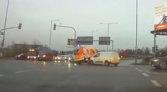VIDEO: Auto na křižovatce narazilo do sanitky. Ta skončila na boku
