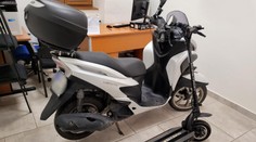 Údajní lupiči hodinek utekli z Česka. Policie našla jejich motorku