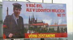 Věrni zůstaneme! Fischer se rudé minulosti nezbaví, plakát připomíná jeho pozici v KSČ