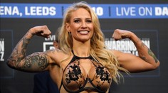 Silná jako slon. Ebanie Bridgesová přivodila kamarádce dva obří monokly