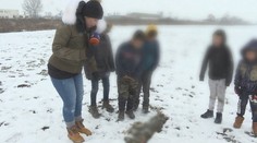 Krutá zábava dětí v Trebišově, utýraná zvířata se válí v okolí