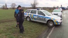 Řídil pod vlivem drog, policii chtěl utéct po poli. Skončil ve vazbě