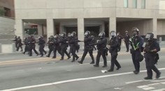V Los Angeles stále platí zákaz nočního vycházení. Policie pokračuje v zatýkání