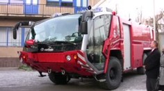 Supermoderní hasičské auto uhasí letadlo na Ruzyni. VIDEO
