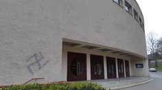 V Ústí nad Orlicí řádí sprejeři, na divadlo nastříkali hákový kříž