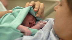 Do porodnice už to nestihli. Tomáš odrodil manželku v mrazu před nemocnicí