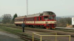 Hodil kámen z vlaku a poranil strojvůdce v obličeji