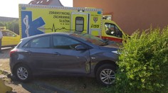 Sanitka vezla pacientku, když do ní vrazilo auto. Napálila do domu!