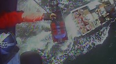 Vrtulník evakuoval z rybářského člunu muže se zdravotními problémy