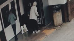 VIDEO: Hrozné záběry, kdy muž okrádá zmatenou seniorku. Ta netuší co se děje