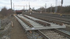 I po dvou týdnech od nehody vlaků je provoz na důležité trati omezen