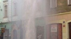 V centru Brna prasknul vodovod, policie uzavírá ulice