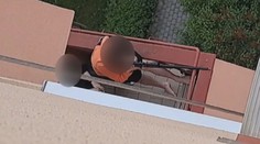 Muž střílel z balkonu airsoftovou puškou po lidech. Zasáhl i policisty