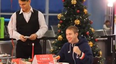 Překvapení na letišti v Praze: cestující dostali kapra! VIDEO